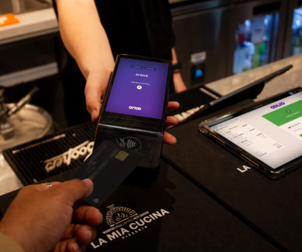 Paying tapping a card with Oolio Pay