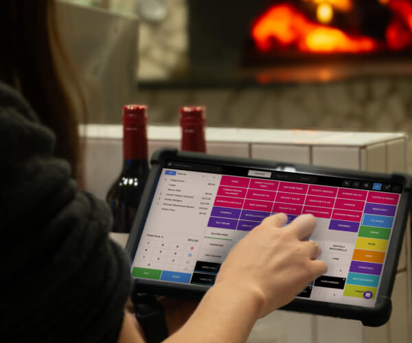 Putting through an order on the POS at a pizzeria