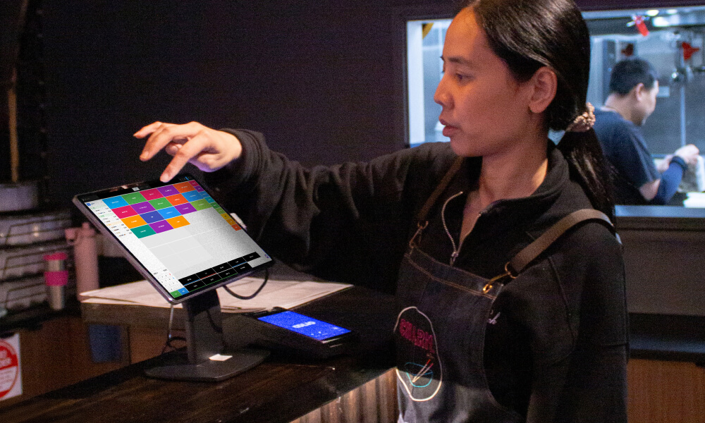 Staff member putting order through with Oolio POS
